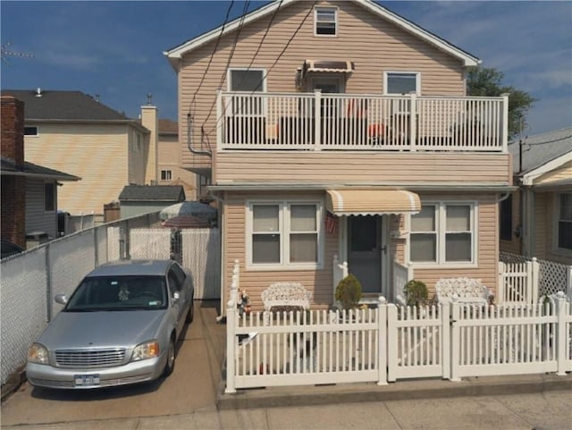 921 Nugent Ave, Staten Island, NY 10306 - view of front of property featuring a balcony and a fenced front yard
