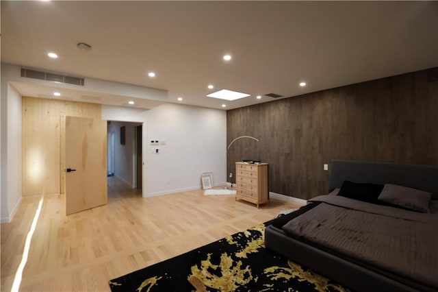 bedroom with light wood finished floors, visible vents, and recessed lighting