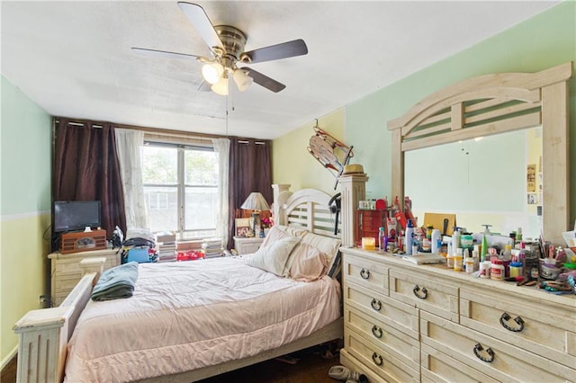 bedroom featuring ceiling fan