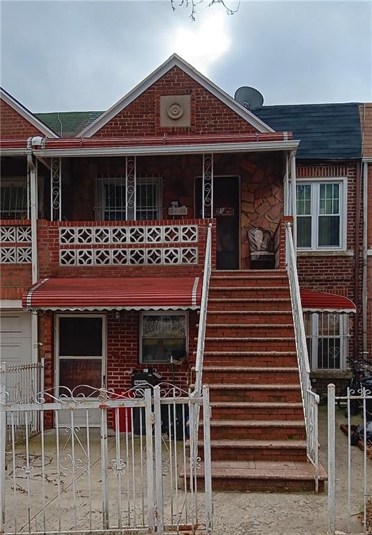 view of front facade with a balcony