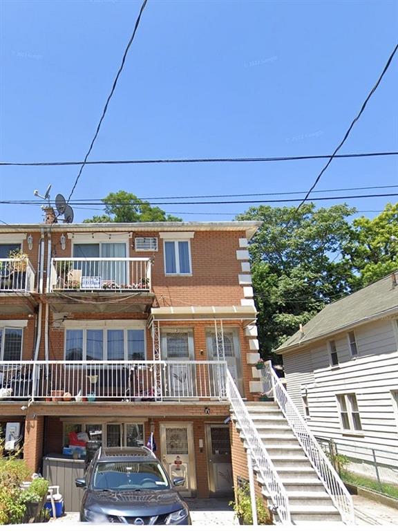 view of front facade with a balcony