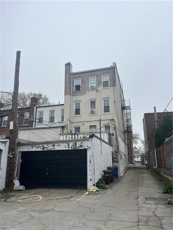 view of front facade featuring a garage and stucco siding