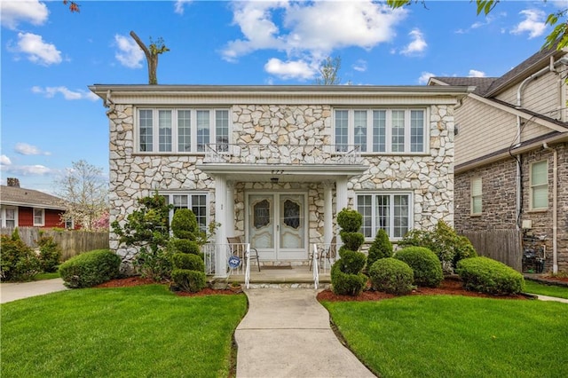 view of front facade with a front yard