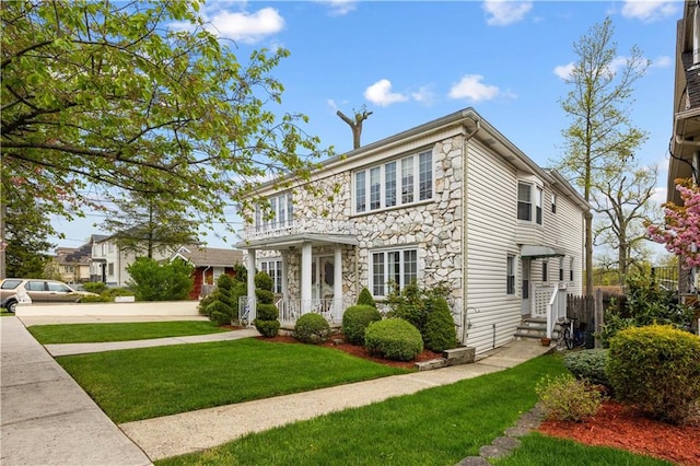 view of front of property featuring a front yard