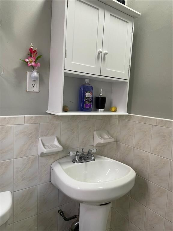 bathroom with decorative backsplash