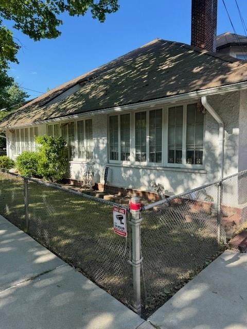 view of front of property featuring a front lawn