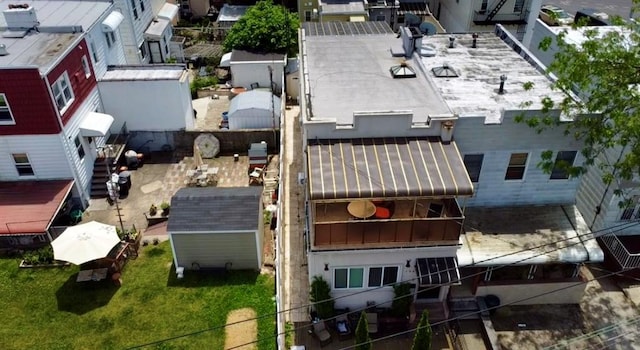 birds eye view of property with a residential view