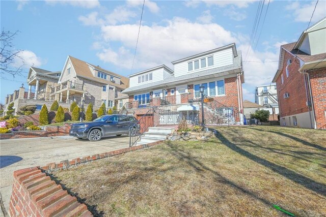 view of front of house featuring a front lawn