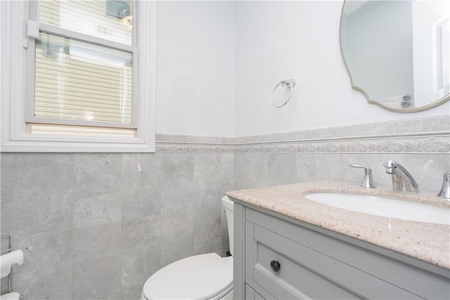 40 Di Marco Pl, Staten Island, NY 10306 - half bath featuring tile walls, toilet, and vanity