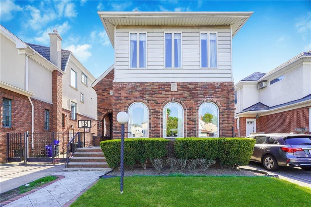 view of front of house with a front lawn