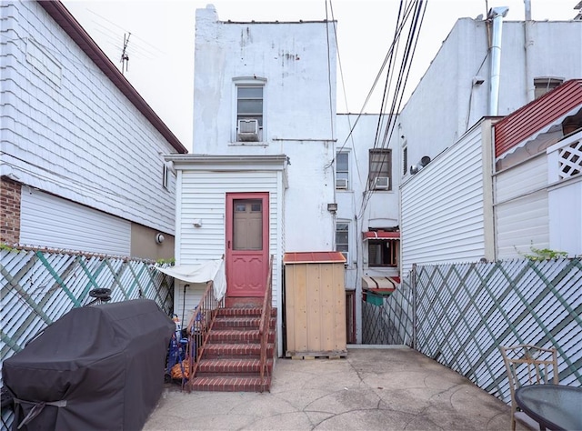 entrance to property with fence