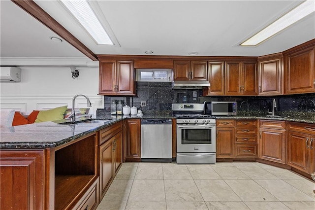 kitchen featuring decorative backsplash, stainless steel appliances, a wall unit AC, sink, and dark stone countertops