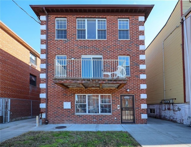 view of front of home featuring a balcony