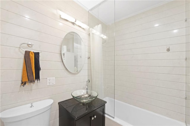 full bathroom featuring tiled shower / bath combo, vanity, and toilet