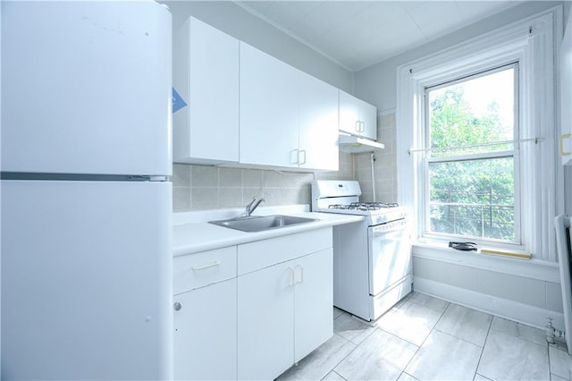 laundry area featuring sink and light tile patterned floors