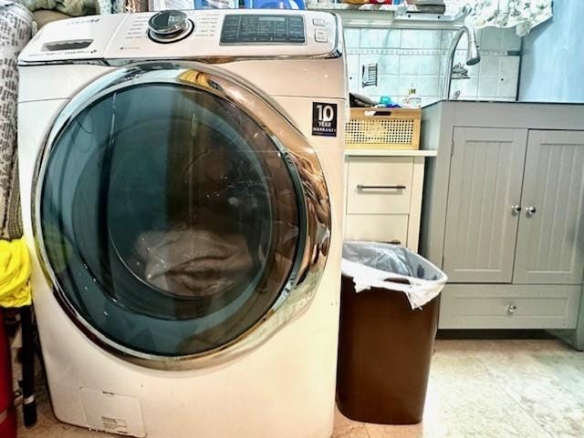 laundry room with washer / clothes dryer and cabinets