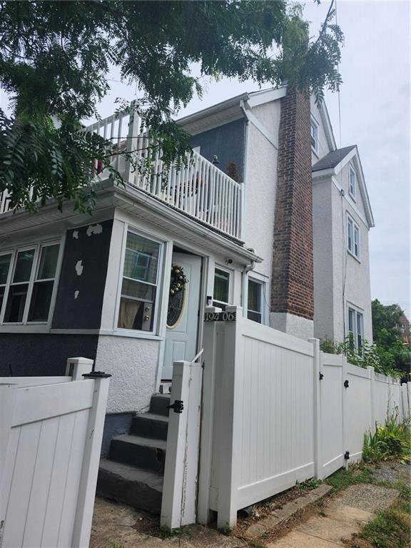 view of front of home featuring a balcony