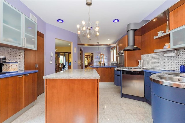 kitchen featuring backsplash, stainless steel appliances, a center island, a notable chandelier, and decorative light fixtures