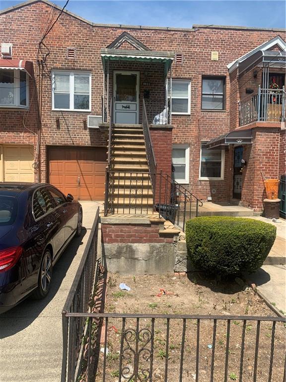 townhome / multi-family property featuring a garage