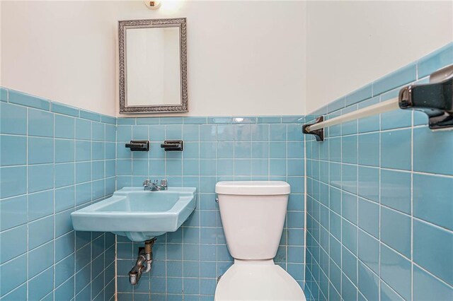 bathroom featuring sink and toilet