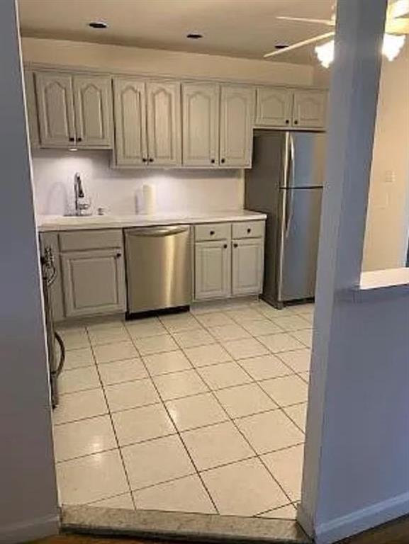 kitchen featuring sink, stainless steel appliances, and ceiling fan