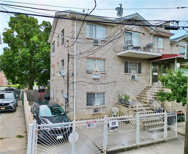 view of front of property featuring a balcony