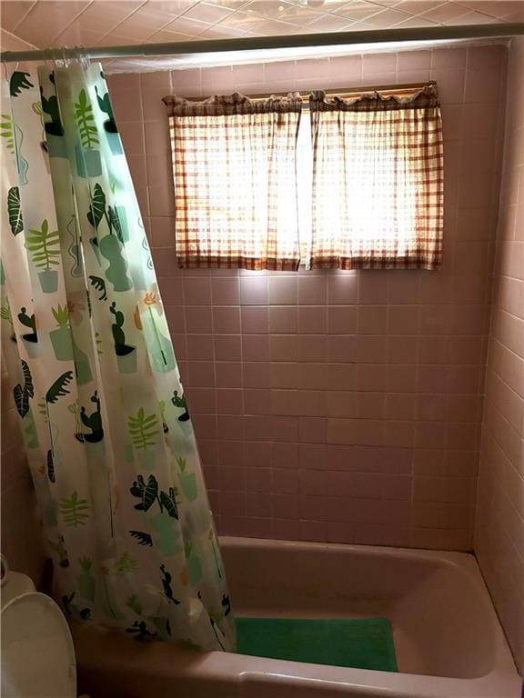 bathroom featuring shower / tub combo with curtain