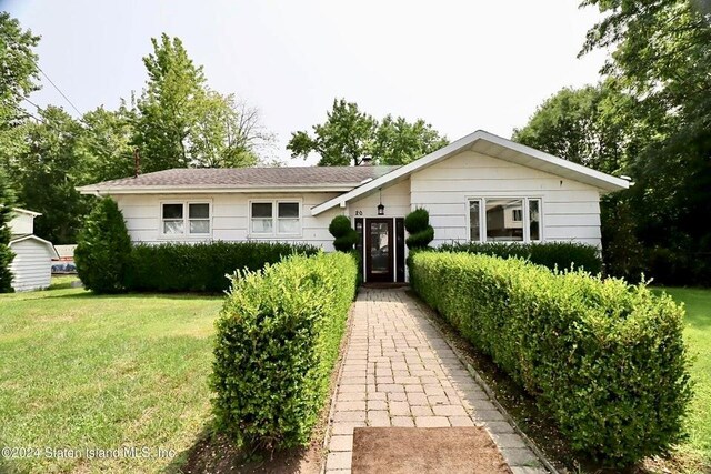 ranch-style house featuring a front lawn