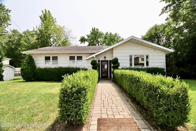 view of front of property featuring a front lawn