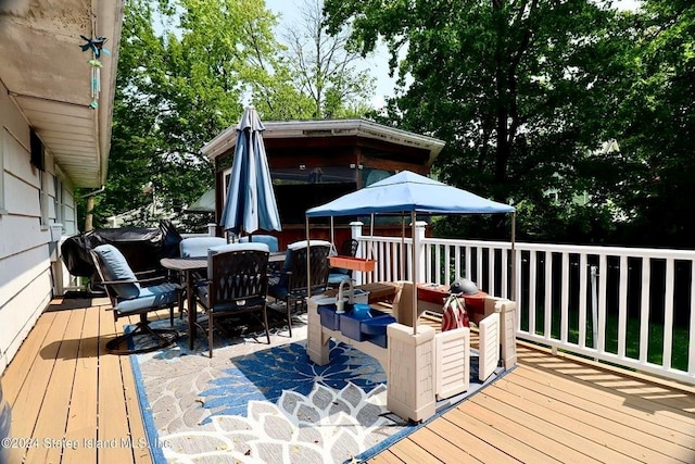 deck with outdoor dining area