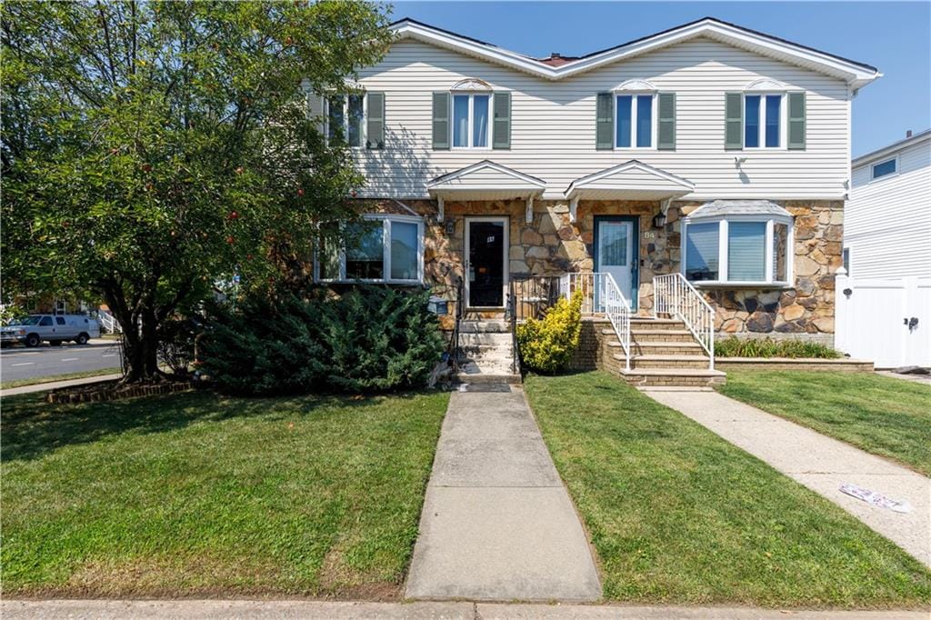 view of front of house featuring a front yard