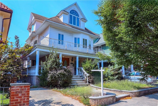 view of front facade featuring a porch and a balcony