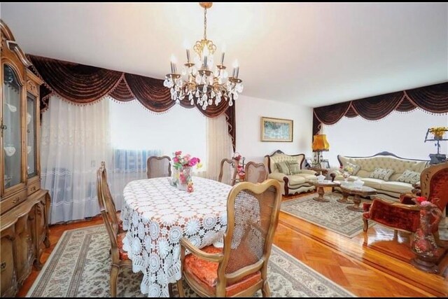 dining area with a notable chandelier