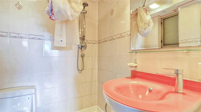 bathroom featuring a shower with curtain, toilet, sink, and tile walls