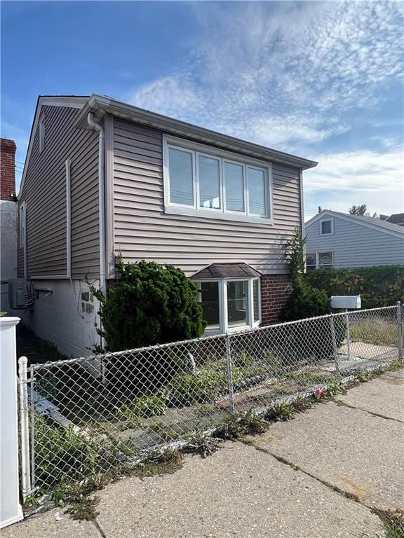 view of front of property with a fenced front yard