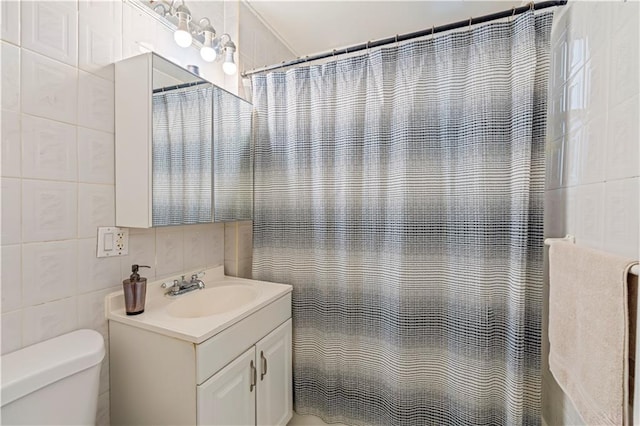 bathroom featuring toilet, a shower with curtain, tile walls, vanity, and decorative backsplash