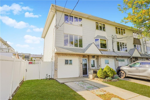 view of front of house featuring a front yard