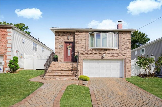 view of front of home featuring a front yard and a garage