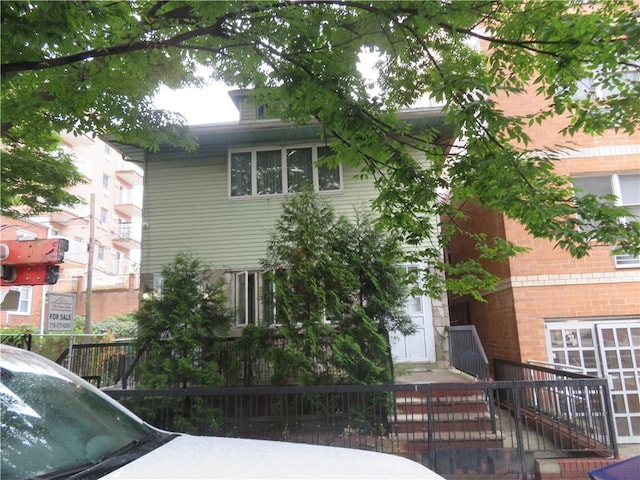 view of front of house featuring a fenced front yard