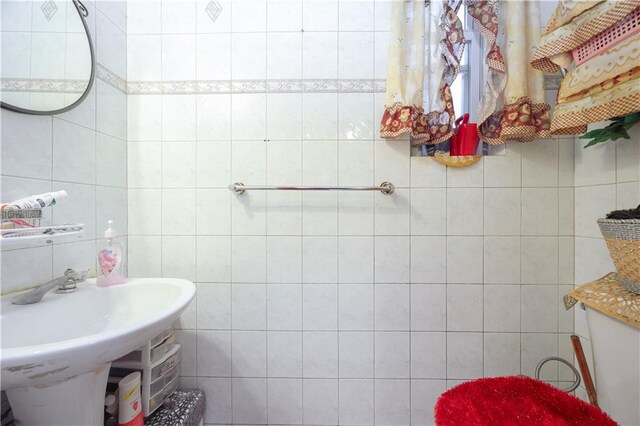 bathroom featuring tile walls