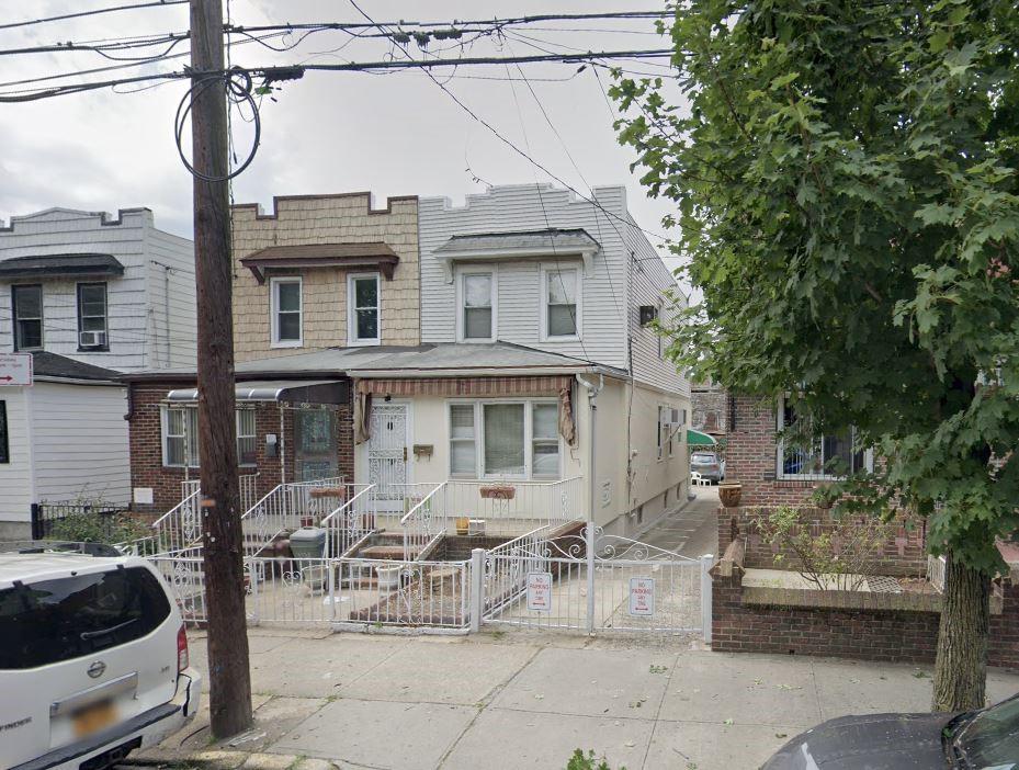 view of front of home featuring a fenced front yard