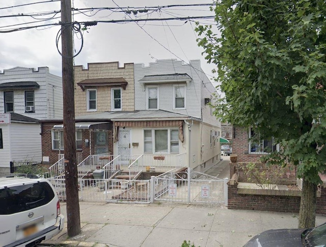 view of front of house with a fenced front yard