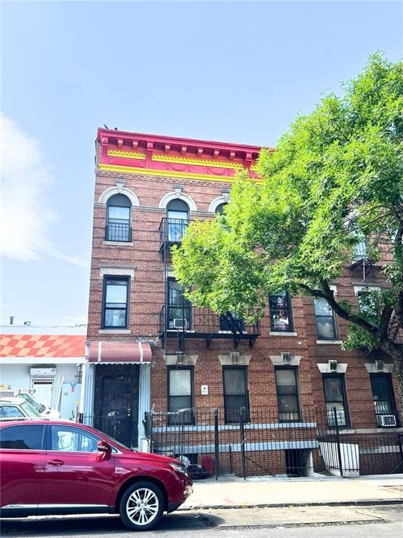 368 61st St, Brooklyn, NY 11220 - view of front facade featuring a fenced front yard