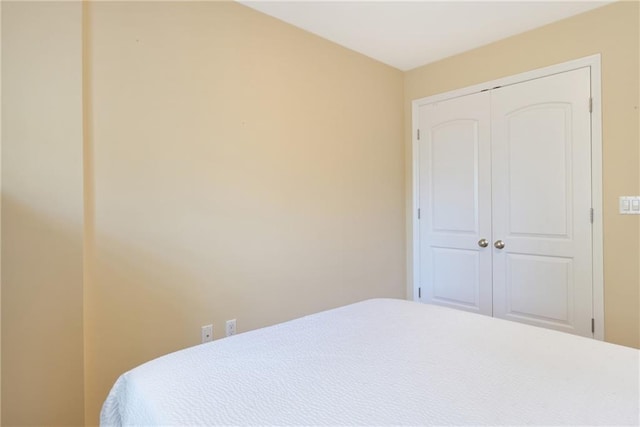 bedroom featuring a closet