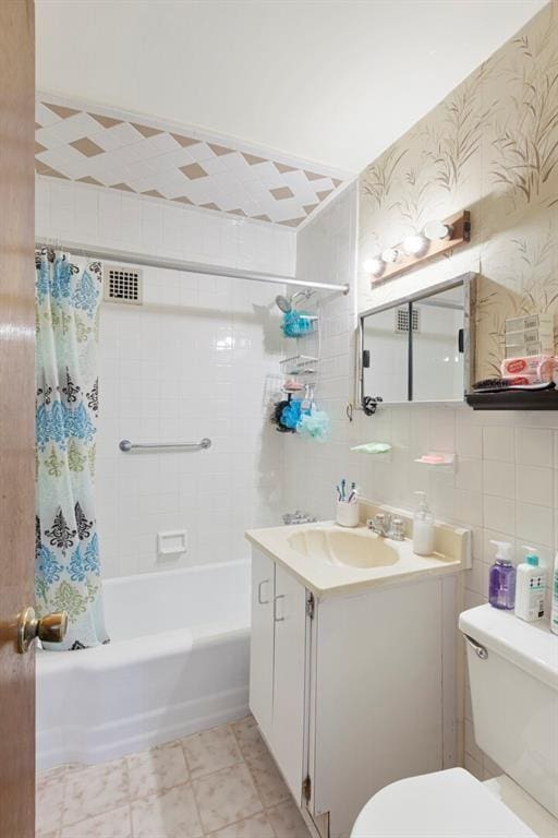 full bathroom featuring shower / tub combo with curtain, toilet, tile walls, vanity, and decorative backsplash