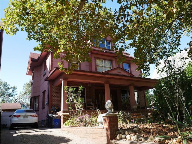 view of front facade featuring a porch