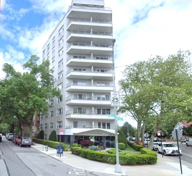 view of apartment building / complex