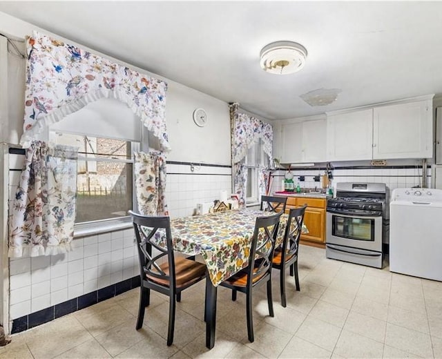 dining space featuring washer / clothes dryer