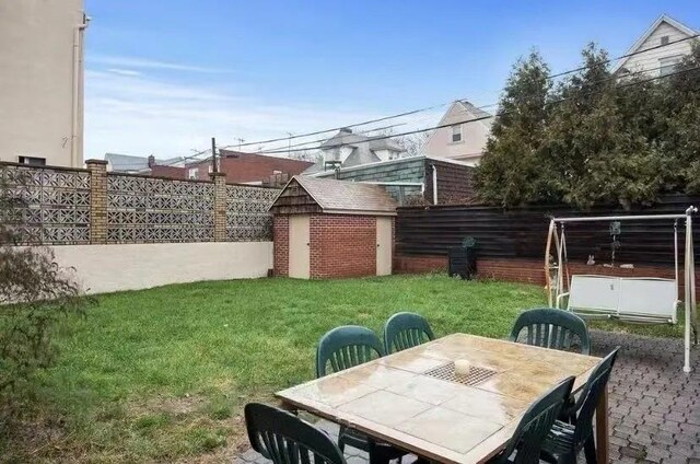 view of yard featuring a storage unit