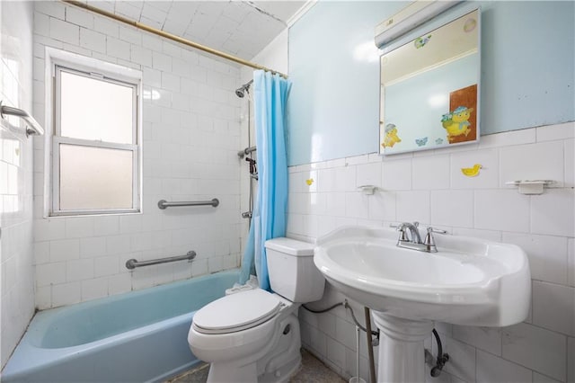 full bath with toilet, wainscoting, tile walls, and shower / bathtub combination with curtain